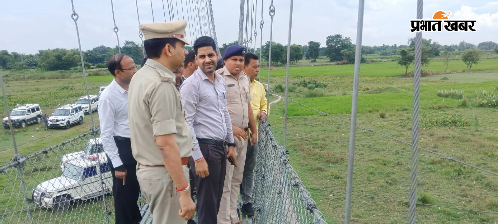 1, झूला पुल होकर जाते डीएम एसपी  2. मोटर साईकिल से पंचायत भ्रमण में निकले अधिकारी 3.दल्लेगाँव में अधिकारी  4. झूला पुल पर अधिकारी   3 | Prabhat Khabar Network