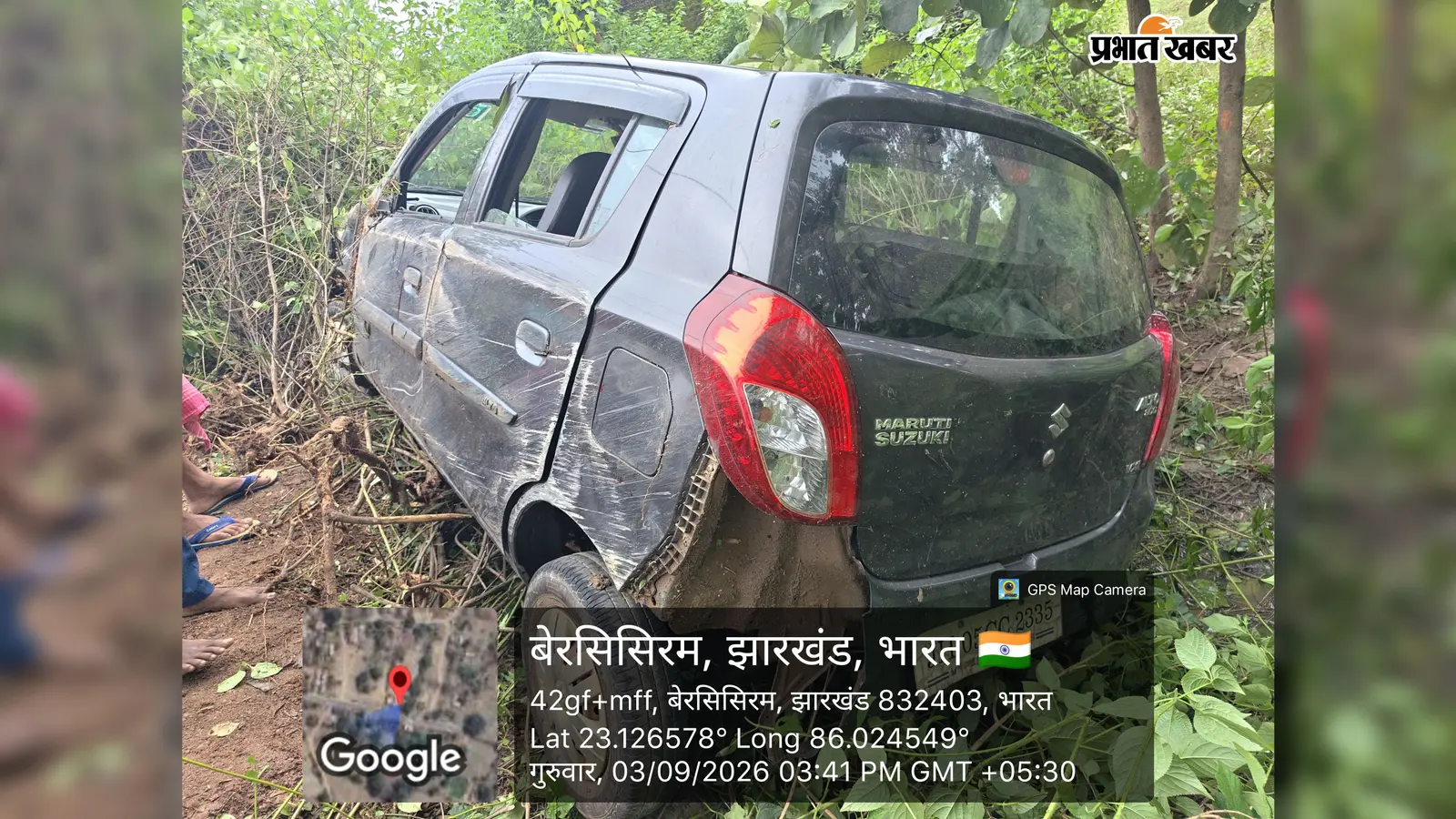 चांडिल में बड़ा हादसा होते-होते टला, राहगीर को बचाने में जंगल में जा घुसी कार