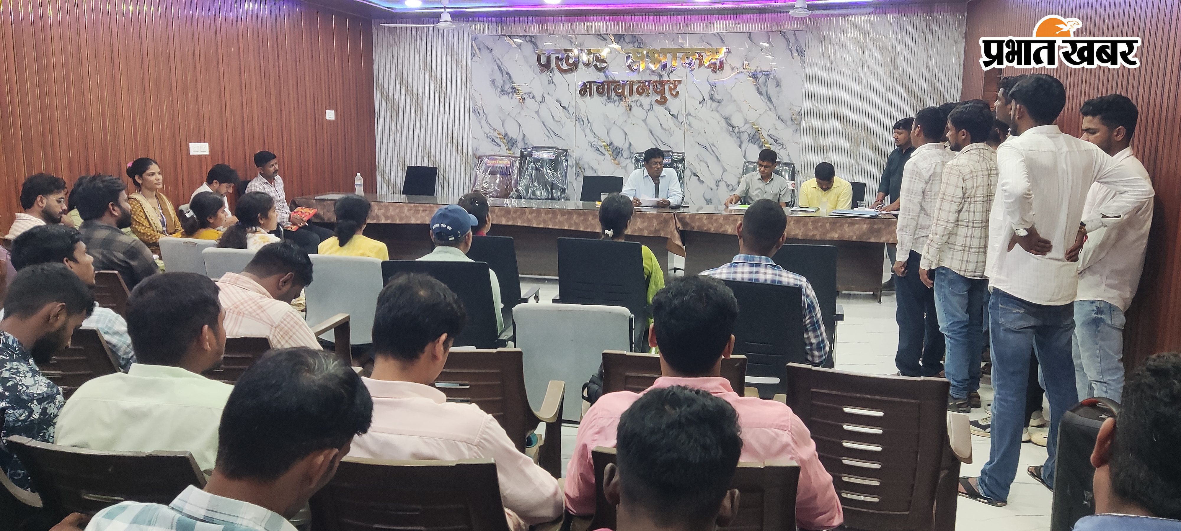 बैठक करते जिला बंदोबस्त पदाधिकारी | Prabhat Khabar Network