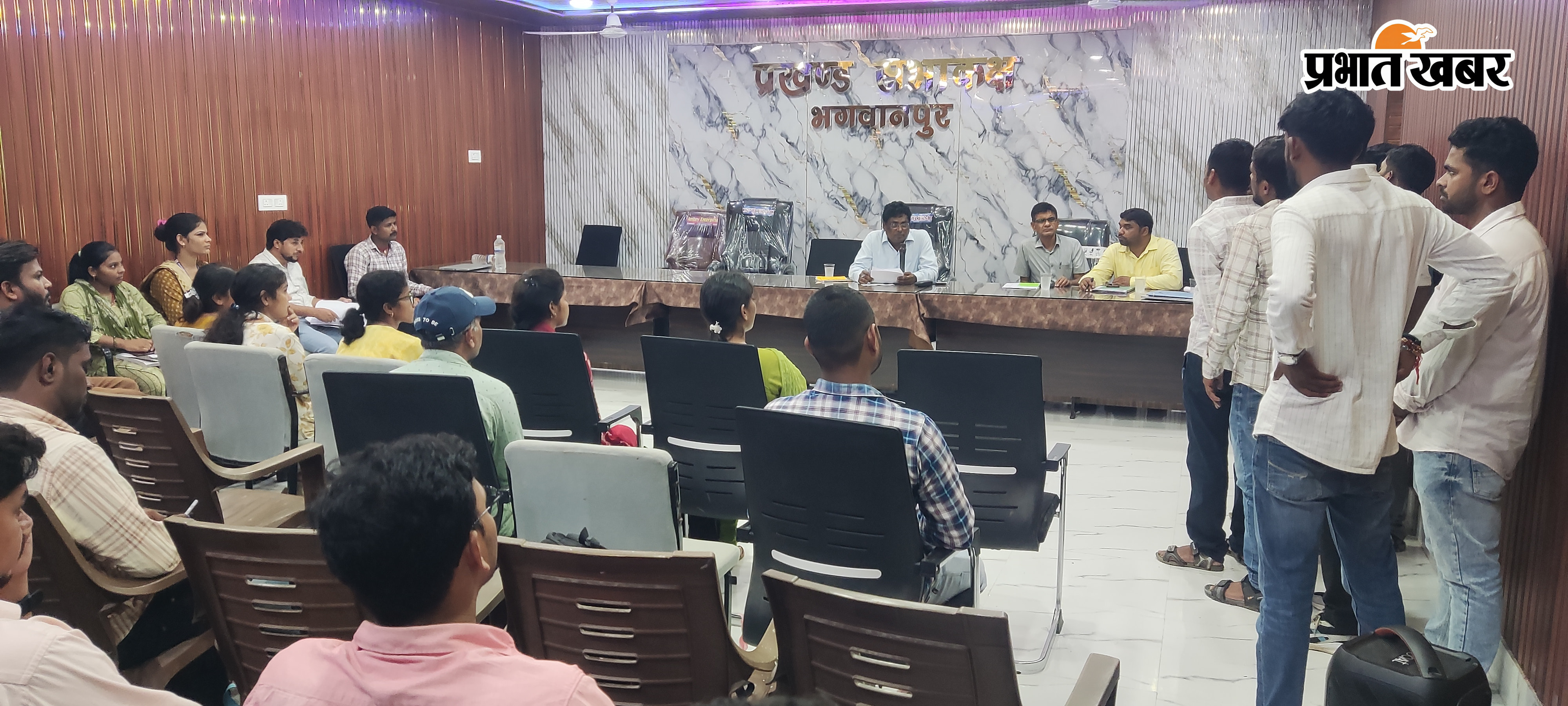 बैठक करते जिला बंदोबस्त पदाधिकारी | Prabhat Khabar Network