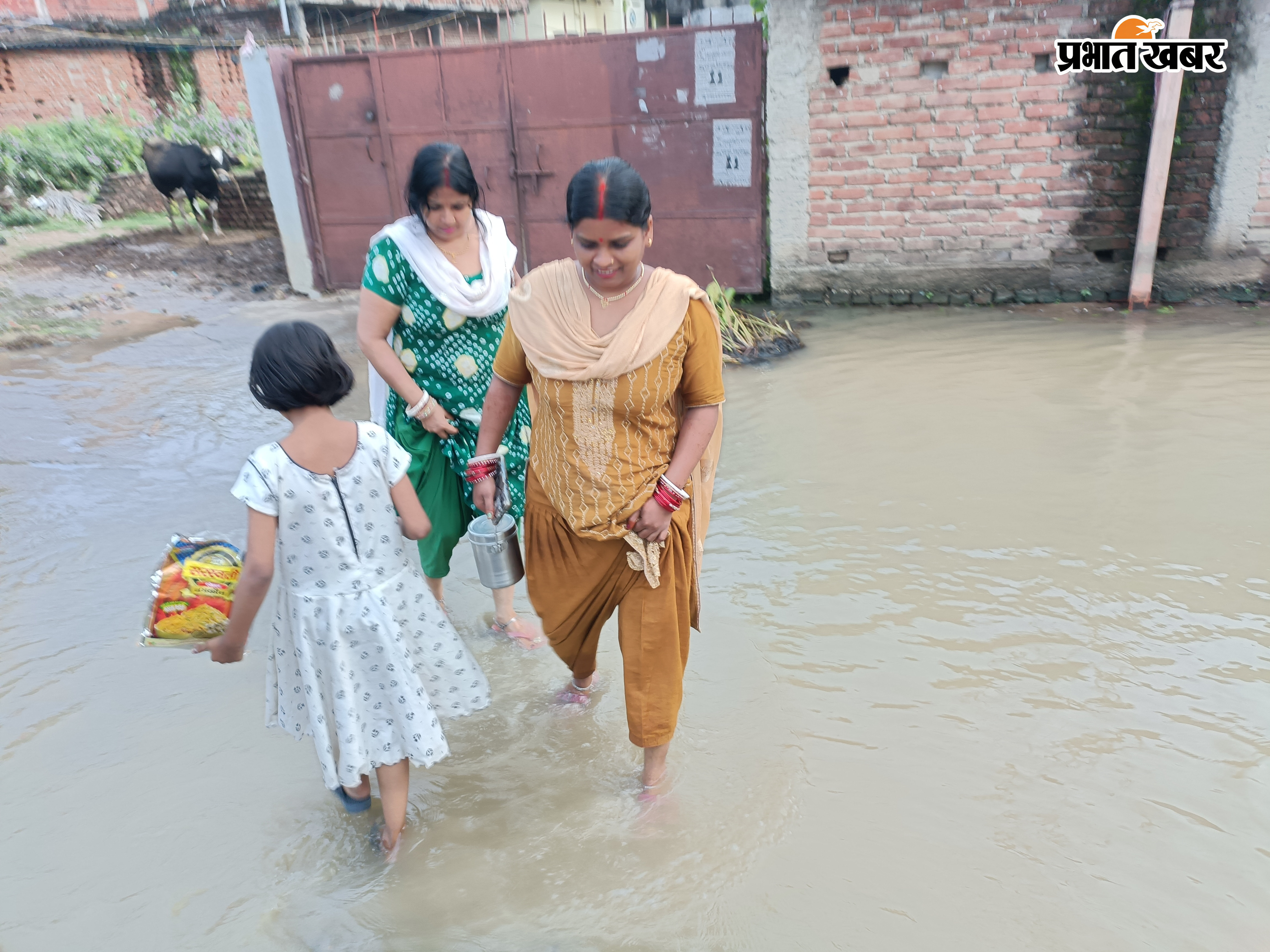नदी के बाढ़ के पानी में डूबी जाफरगंज की रेलिंग होरिलगंज में सड़क पर बह रहे हैं पानी से होकर आती जाती महिलाएं और बच्चे बाढ़ के पानी में डूबा शहर का निचला इलाका | Prabhat Khabar Network