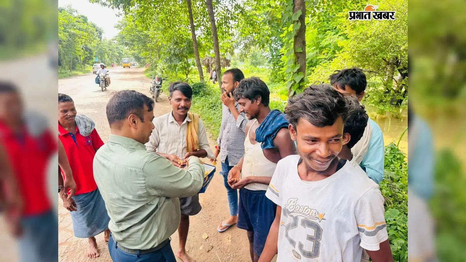 ग्रामीणों के बीच पहुंचे ओबरा विधायक प्रकाश चंद्र, सुनीं समस्याएं