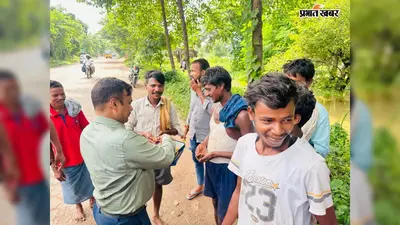 ग्रामीणों के बीच पहुंचे ओबरा विधायक प्रकाश चंद्र, सुनीं समस्याएं