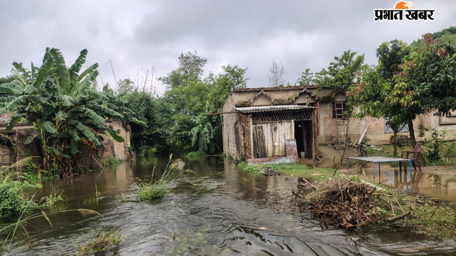 बछवाड़ा में चढ़ा बाढ़ का पानी