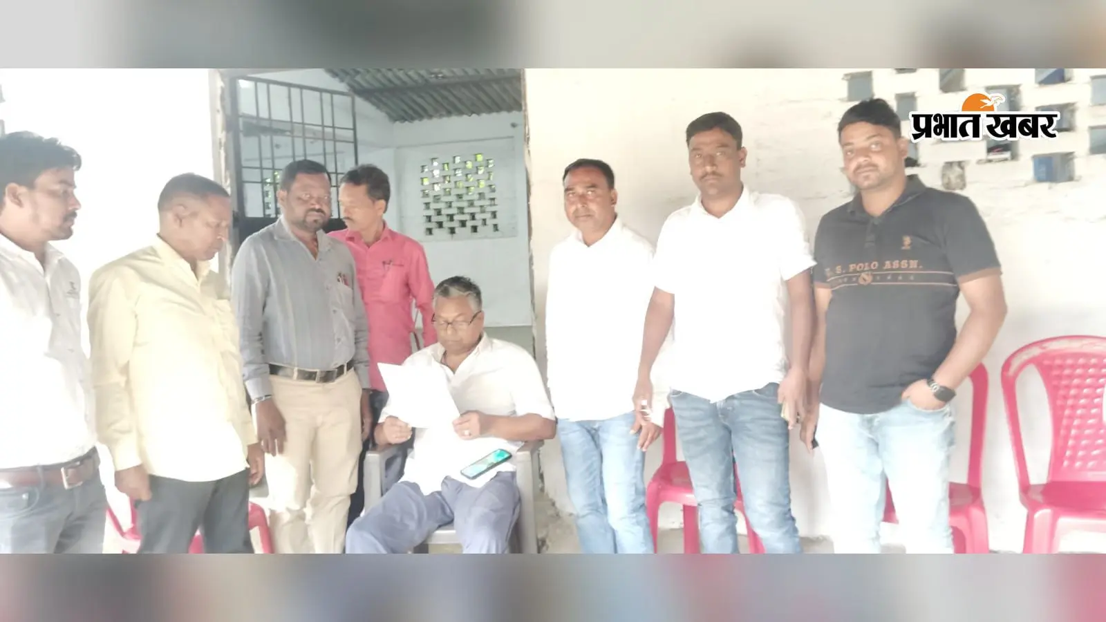 जर्जर भवन में पढ़ने को मजबूर बच्चे, बड़ाबाम्बो के स्कूल को संवारने सांसद से लगायी गुहार