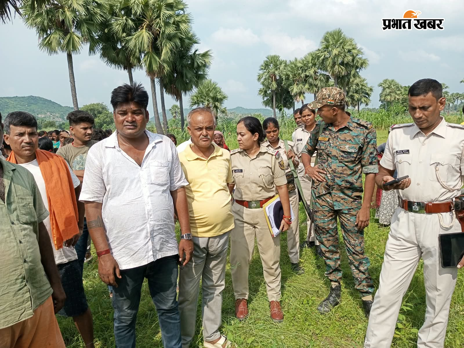 घटनास्थल पर मौजूद मदनपुर थाना की पुलिस व ग्रामीण | Prabhat Khabar Network