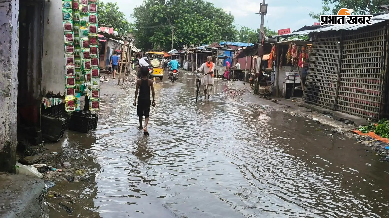 फारबिसगंज: हल्की बारिश में झील बन जाता है परवाहा हाट, मुख्य मार्ग पर घुटनों तक भरा पानी; तकनीकी खामी वाले सोख्ते ने बढ़ाई आफत
