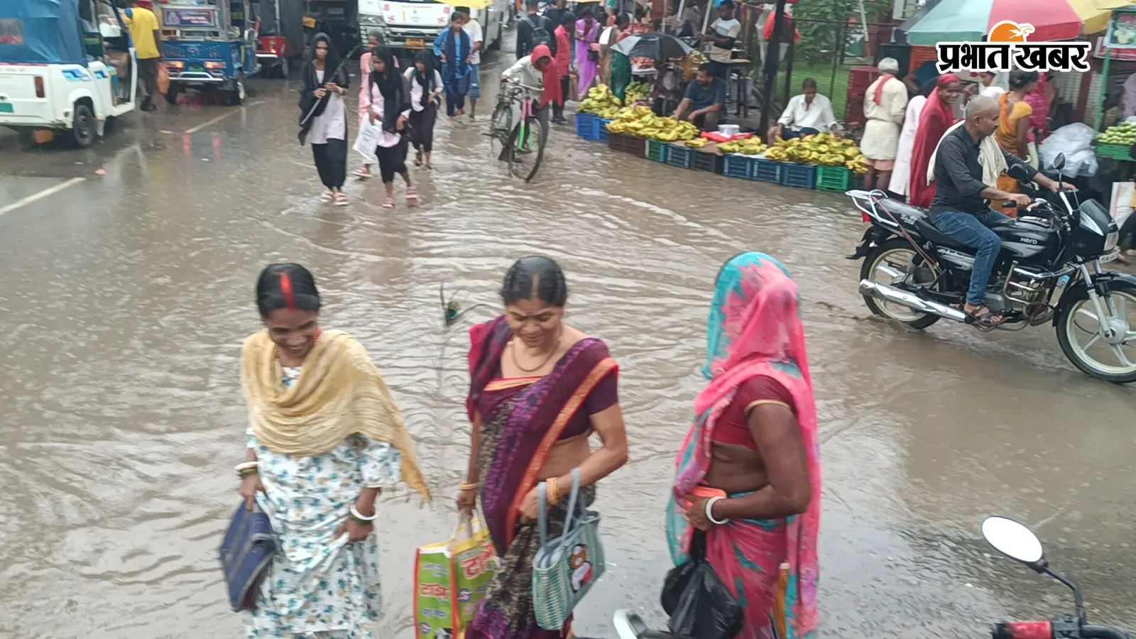 तारापुर में मूसलाधार बारिश से सड़कें बनीं नाला, शहीद स्मारक और हाट में घुटने भर पानी से लोग परेशान