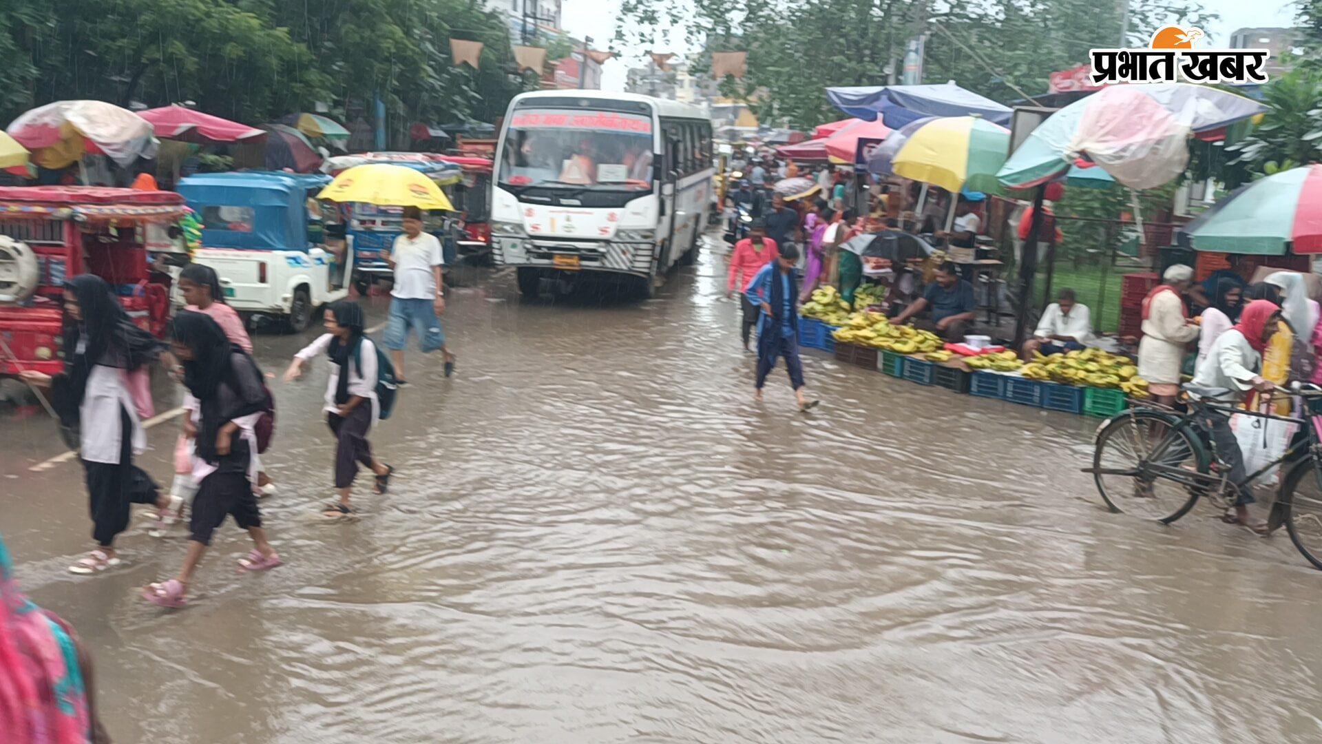 फोटो कैप्शन: सड़क पर पसरा जलजमाव: तारापुर में दोपहर बाद हुई तेज बारिश के बाद शहीद स्मारक और हाट के समीप मुख्य सड़क पर जमा गंदा पानी | Prabhat Khabar Network