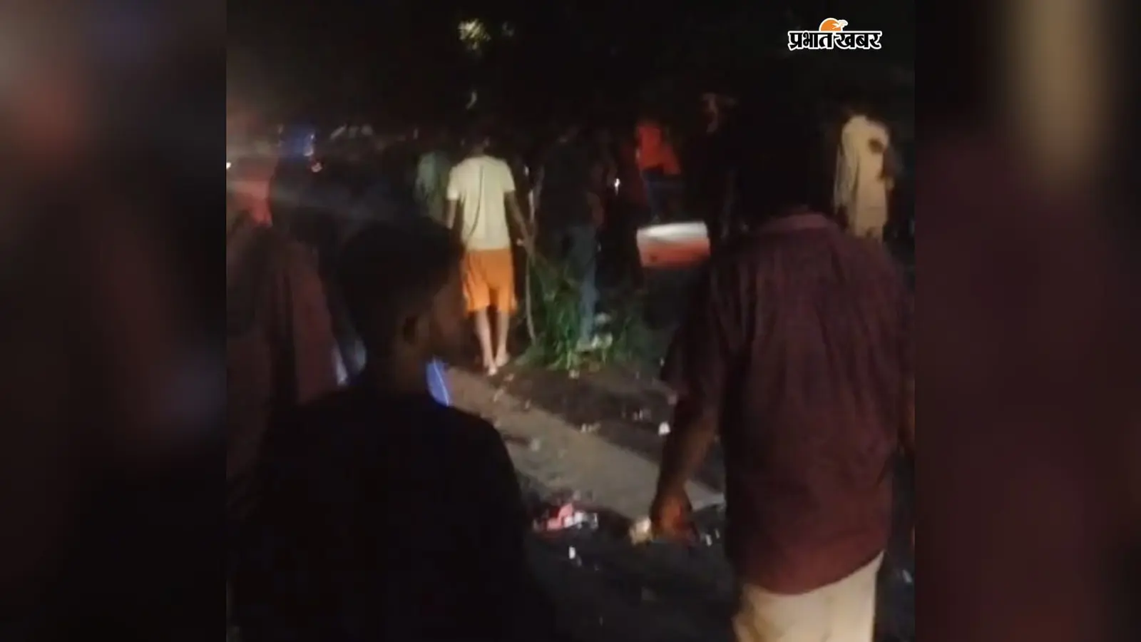 मोतिहारी में भीषण हादसा: ट्रक से टकराकर कार में घुसी बाइक, दो की मौत, दो गंभीर