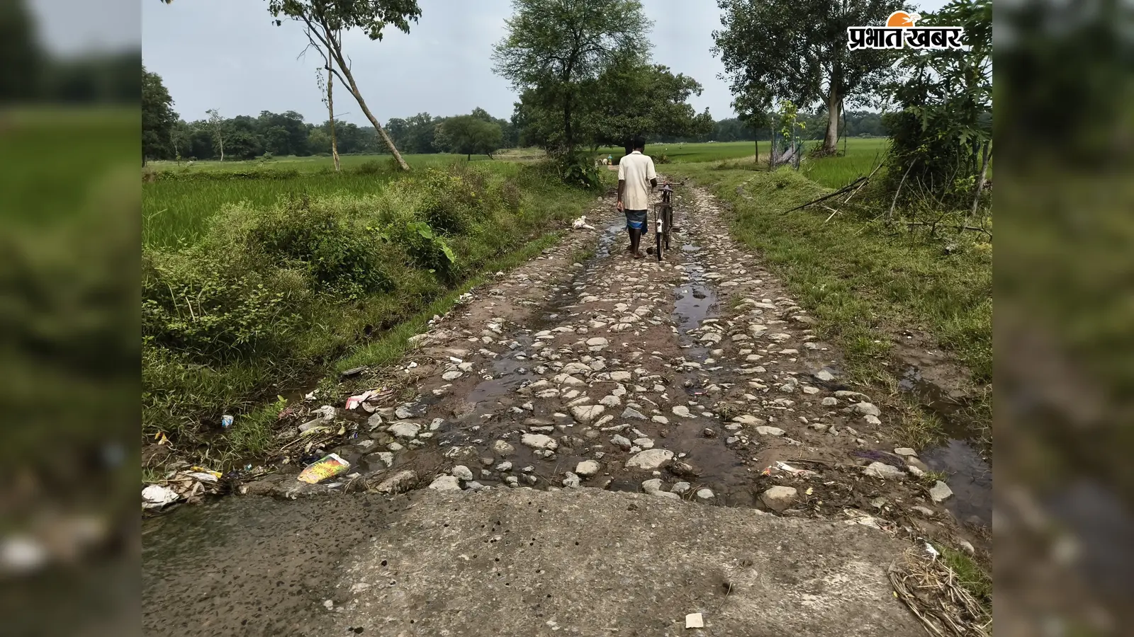 पटमदा के बांगुरदा में बदहाली की दो तस्वीरें, सड़क जर्जर और जलमीनार महीनों से खराब