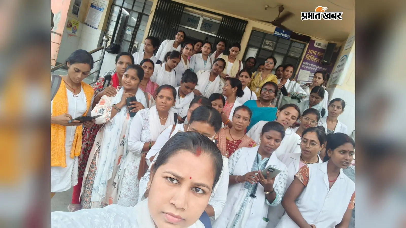 सुरसंड सीएचसी में तीसरे दिन भी एएनएम का धरना जारी: स्वास्थ्य सेवाएं ठप, प्रभारी ने मांगी पुलिस सुरक्षा