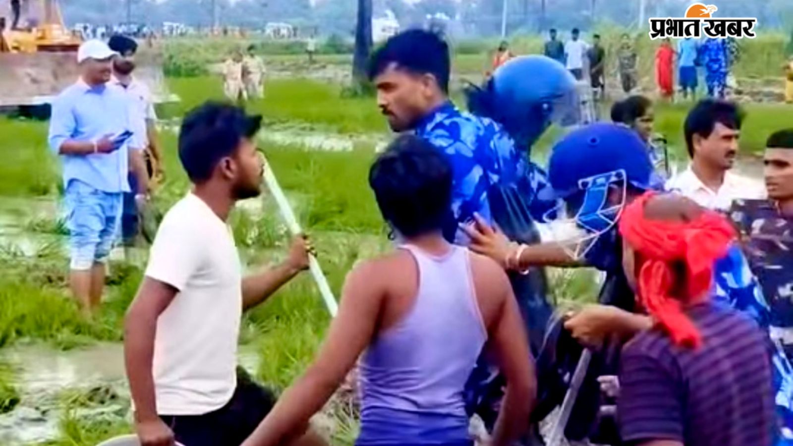 मधुबन गांव में अधिग्रहित जमीन को मुक्त कराने पहुंची मशीन