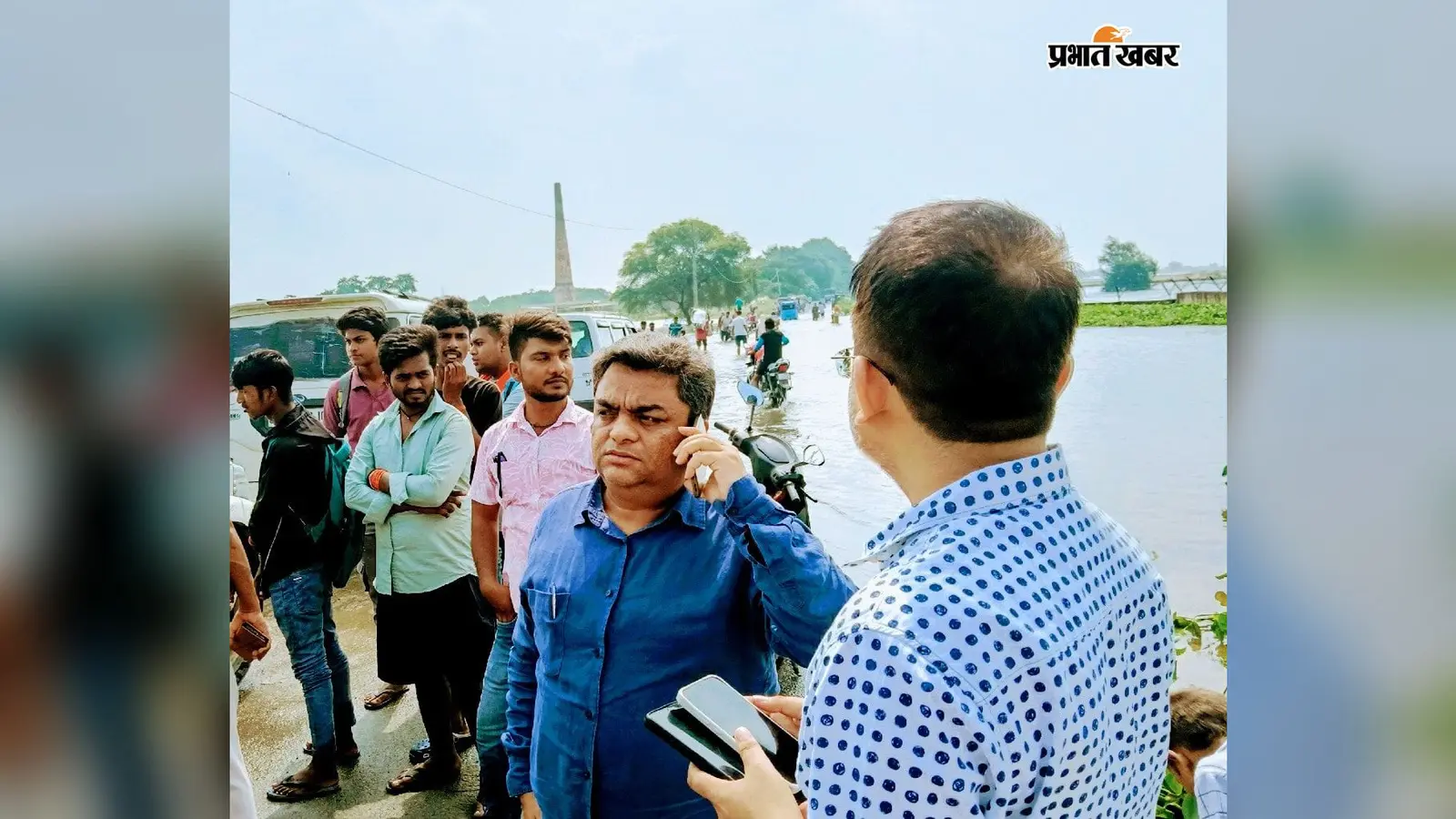 बक्सर: चौसा में बाढ़ का कहर, पुलिया के ऊपर बह रहा पानी; SDO ने बैरिकेडिंग का दिया निर्देश