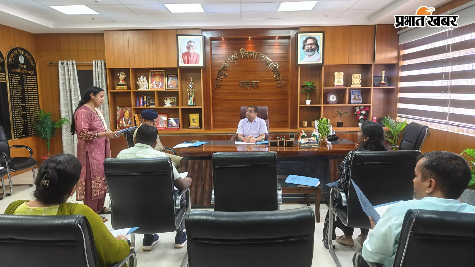 Garhwa News: SIR में गड़बड़ी या लापरवाही मिली तो होगी कड़ी कानूनी कार्रवाई, डीसी ने साप्ताहिक मॉनिटरिंग के दिये निर्देश