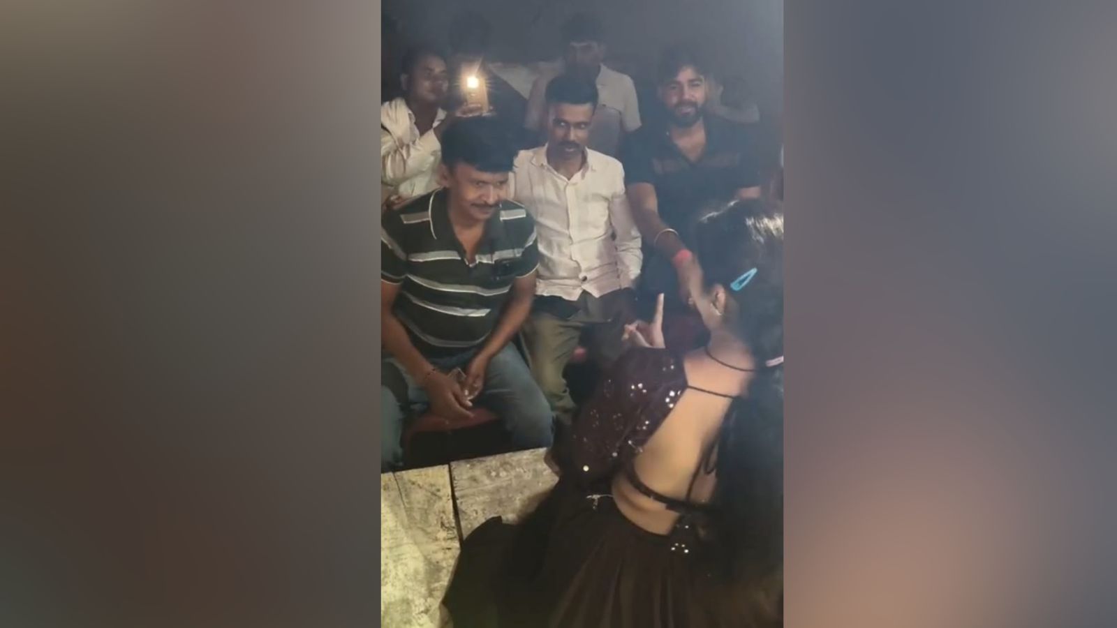 आर्केस्ट्रा में बार बाला को रुपये देते दिखे दो ASI