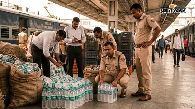 पटना जंक्शन समेत कई स्टेशनों पर छापेमारी, 3000 से अधिक नकली पानी की बोतलें जब्त, जुर्माना भी लगाया