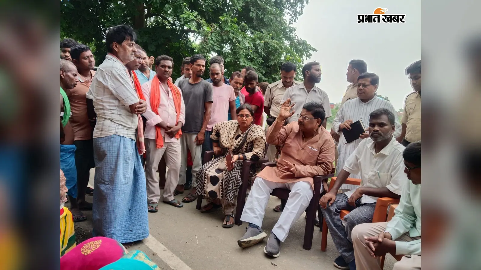 भोजपुर : बाढ़ प्रभावित गांवों में पहुंचे सांसद सुदामा प्रसाद, बड़हरा और शाहपुर को बाढ़ग्रस्त घोषित करने की मांग