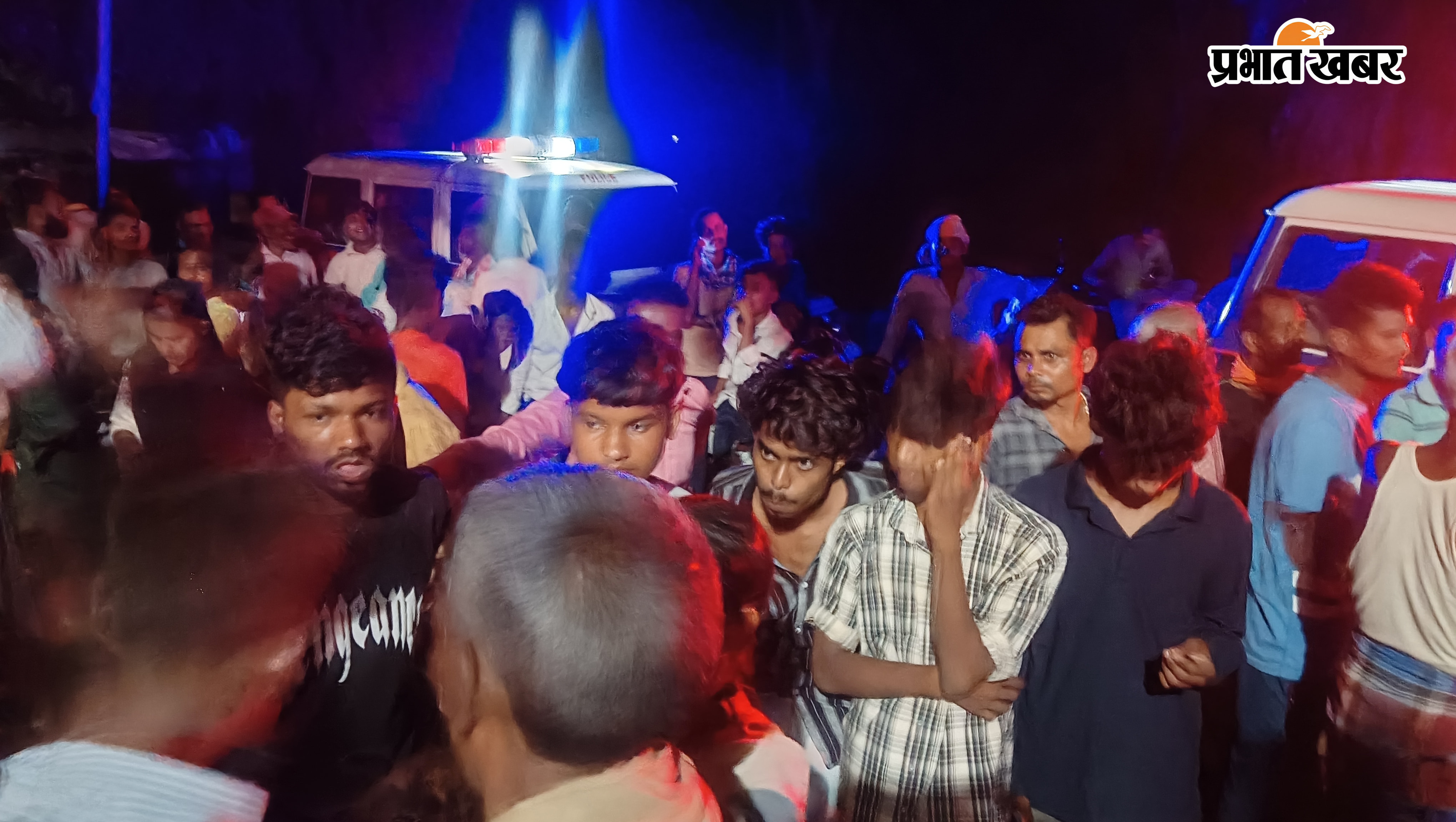 घटनास्थल पर तैनात प्रशासनिक पदाधिकारी, हंगामा करते लोग,उपस्थित भीड़ | Prabhat Khabar Network