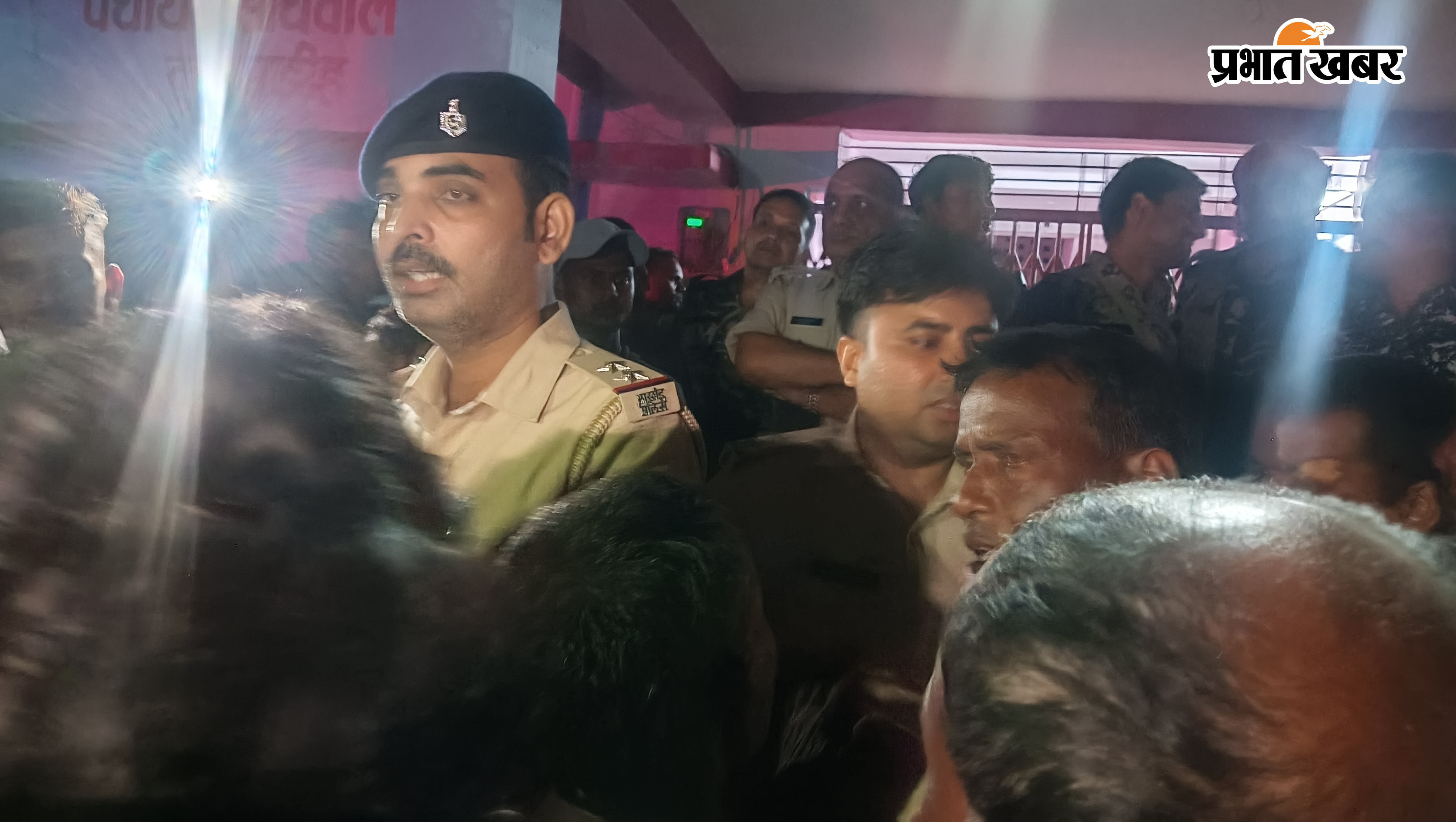 घटनास्थल पर तैनात प्रशासनिक पदाधिकारी, हंगामा करते लोग,उपस्थित भीड़ | Prabhat Khabar Network
