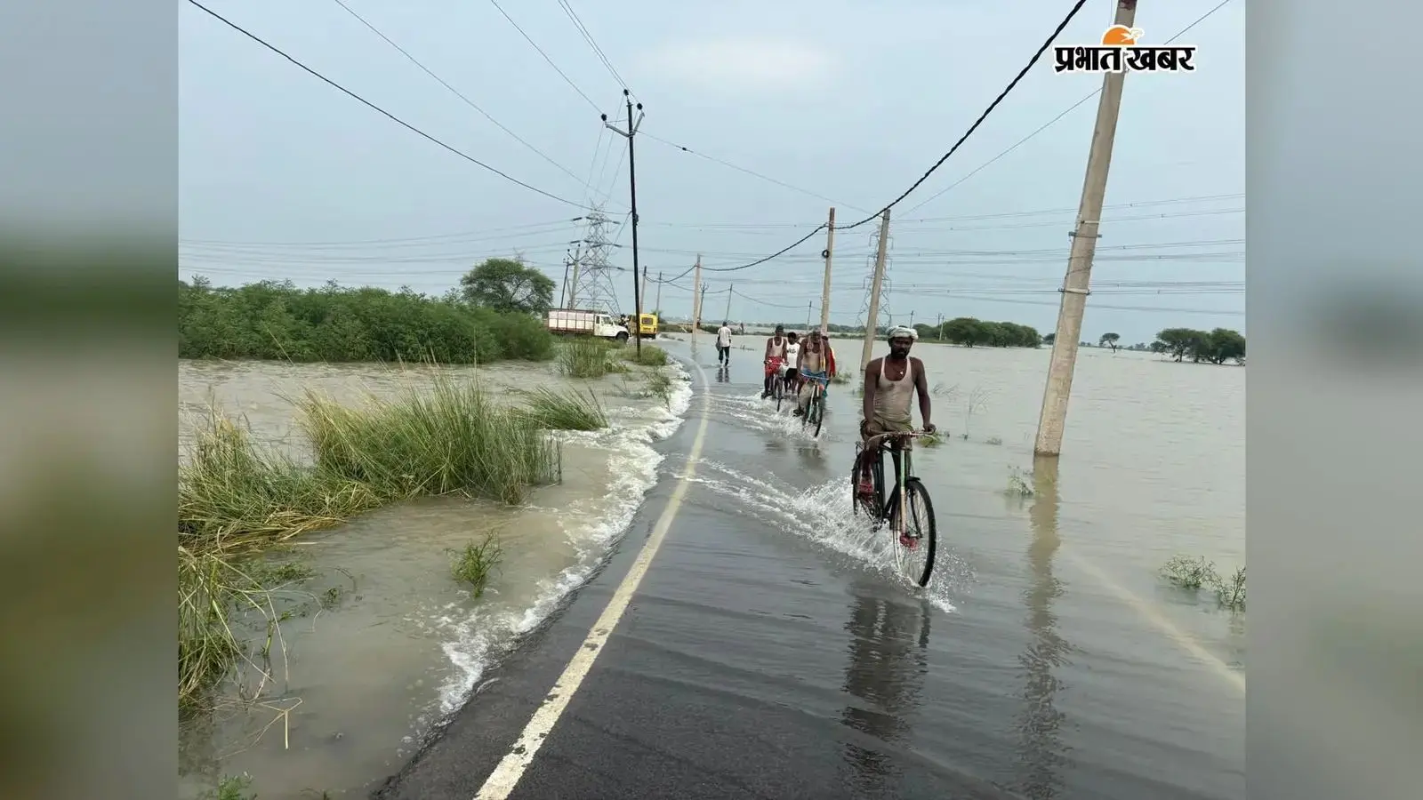 Begusarai News : बेगूसराय में गंगा नदी के जलस्तर बढ़ने से जनजीवन अस्त-व्यस्त हो गया है. स्कूल और सड़कें पूरी तरह जलमग्न हैं, जबकि ग्रामीण नावों के सहारे सुरक्षित ठिकानों की ओर पलायन कर रहे हैं. मवेशियों के चारे का भी गंभीर संकट खड़ा हो गया है.