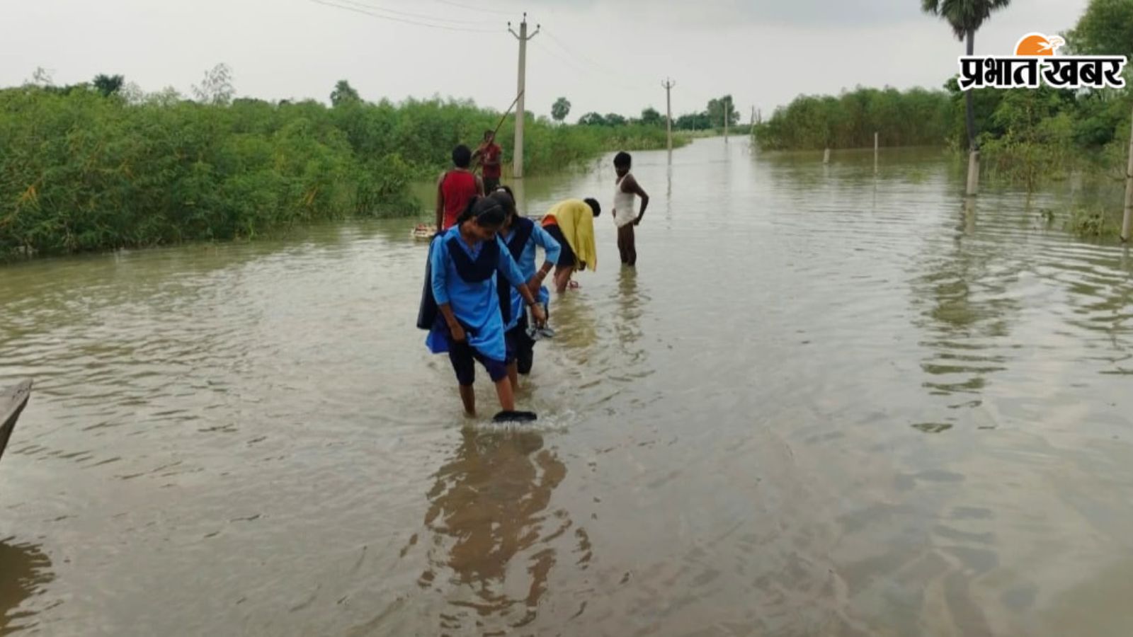 जोखिम में स्कूली छात्रों की पढ़ाई
