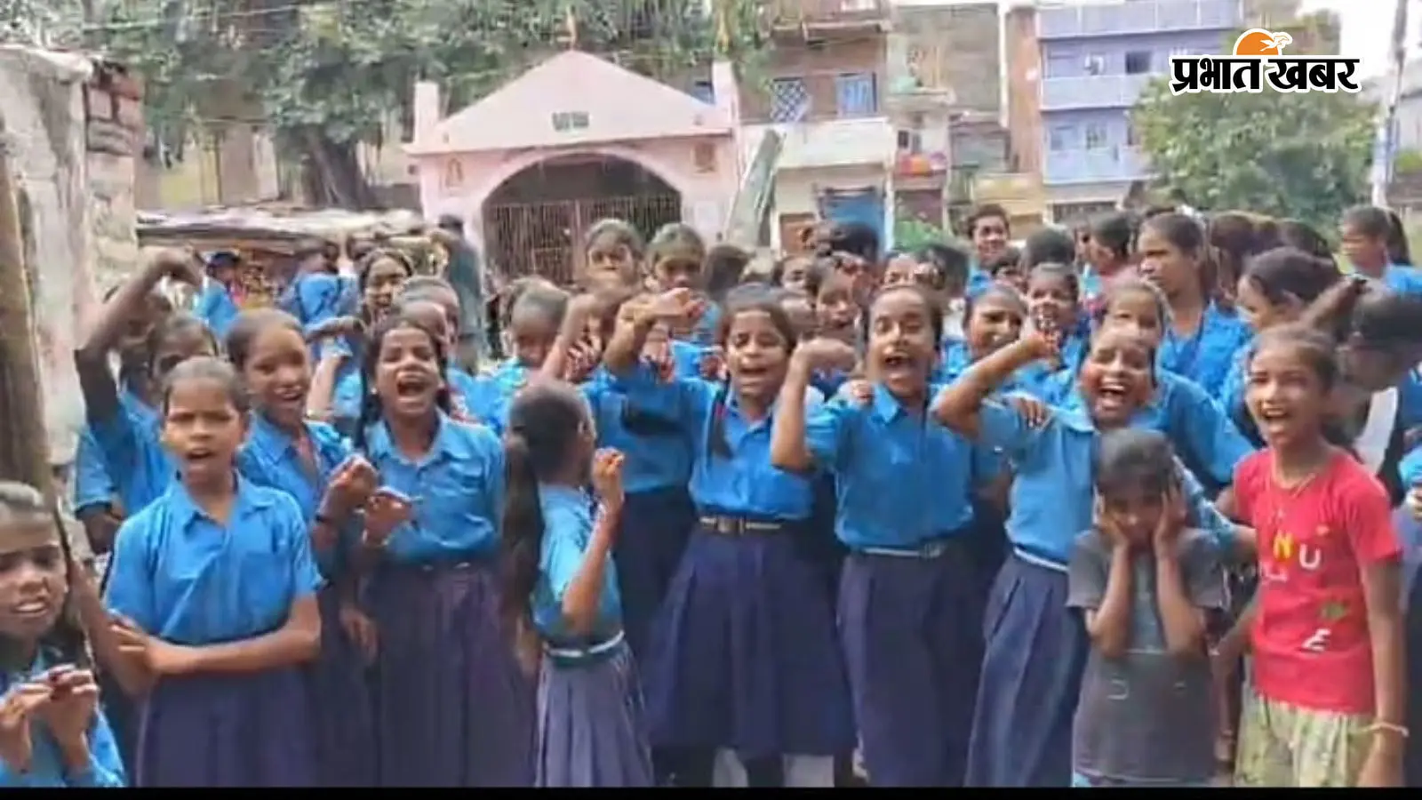 पटना के दानापुर में स्कूल के खेल मैदान में कमरे का निर्माण शुरू, छात्रों ने गेट पर किया प्रदर्शन