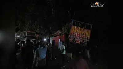 सीतामढ़ी में तेज रफ्तार ट्रक का तांडव: दुकान और पेड़ से टकराया, दुकानदार समेत तीन गंभीर