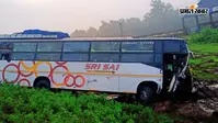 कोलकाता से रांची जा रही यात्री बस अनियंत्रित होकर धान के खेत में घुसी, ड्राइवर-खलासी घायल