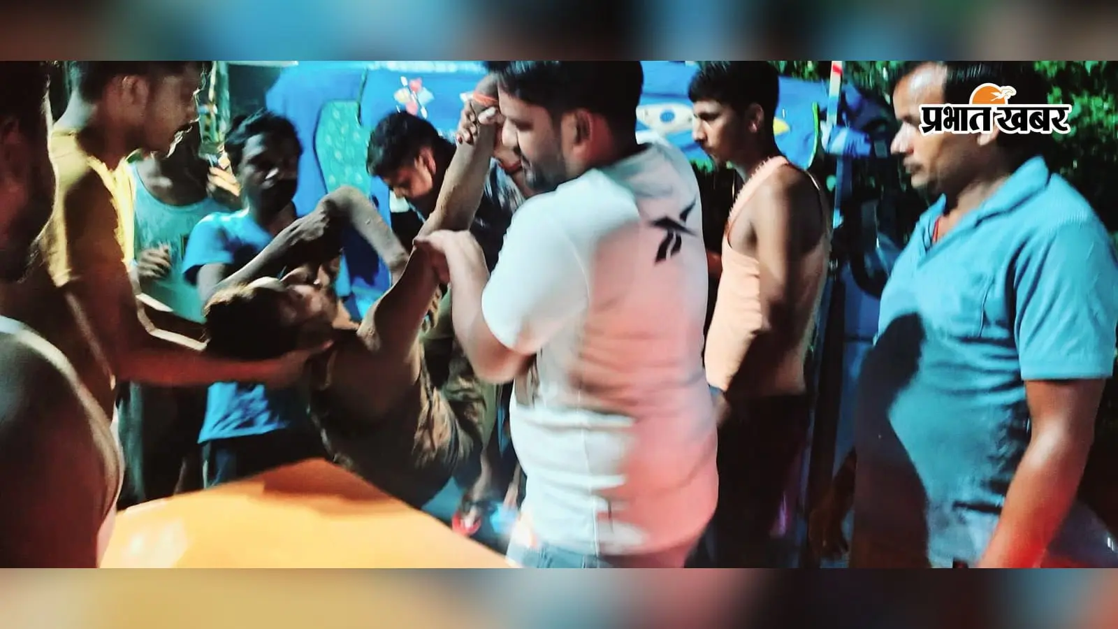 ट्रैक्टर पलटा, नीचे दबे तीन मजदूर; अस्पताल ले जाते वक्त रास्ते में चालक की मौत