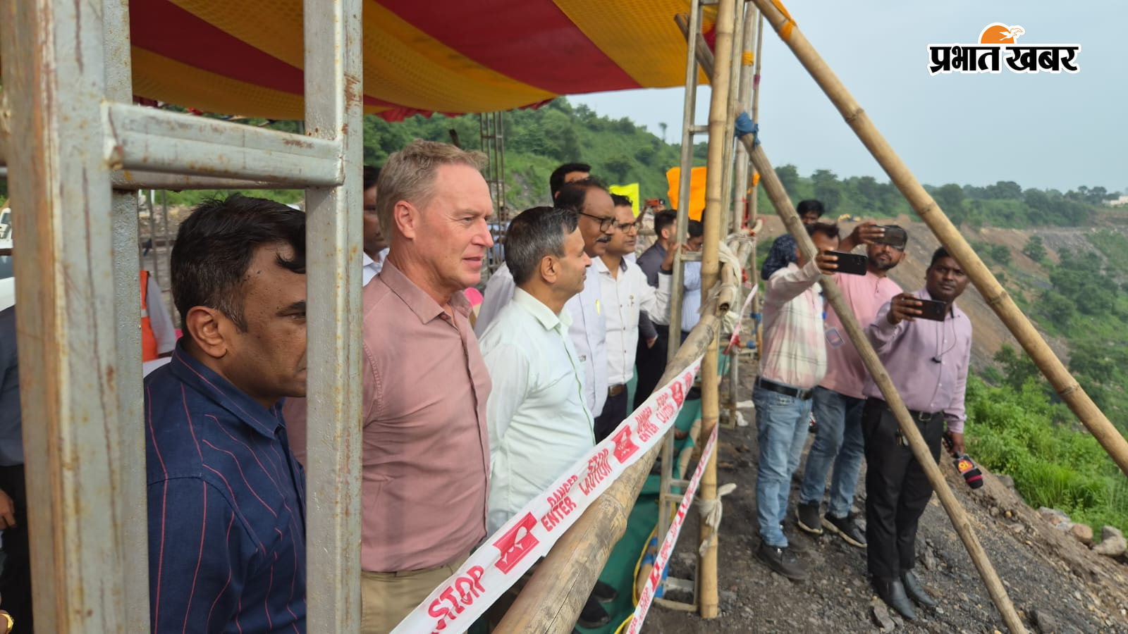 फोटो फ़ाइल संख्या 3 कुजू जी: सीसीएल करमा खदान का निरीक्षण करते जर्मनी की जिड संस्था के अधिकारी व सीसीएल अधिकारी, | Prabhat Khabar Network