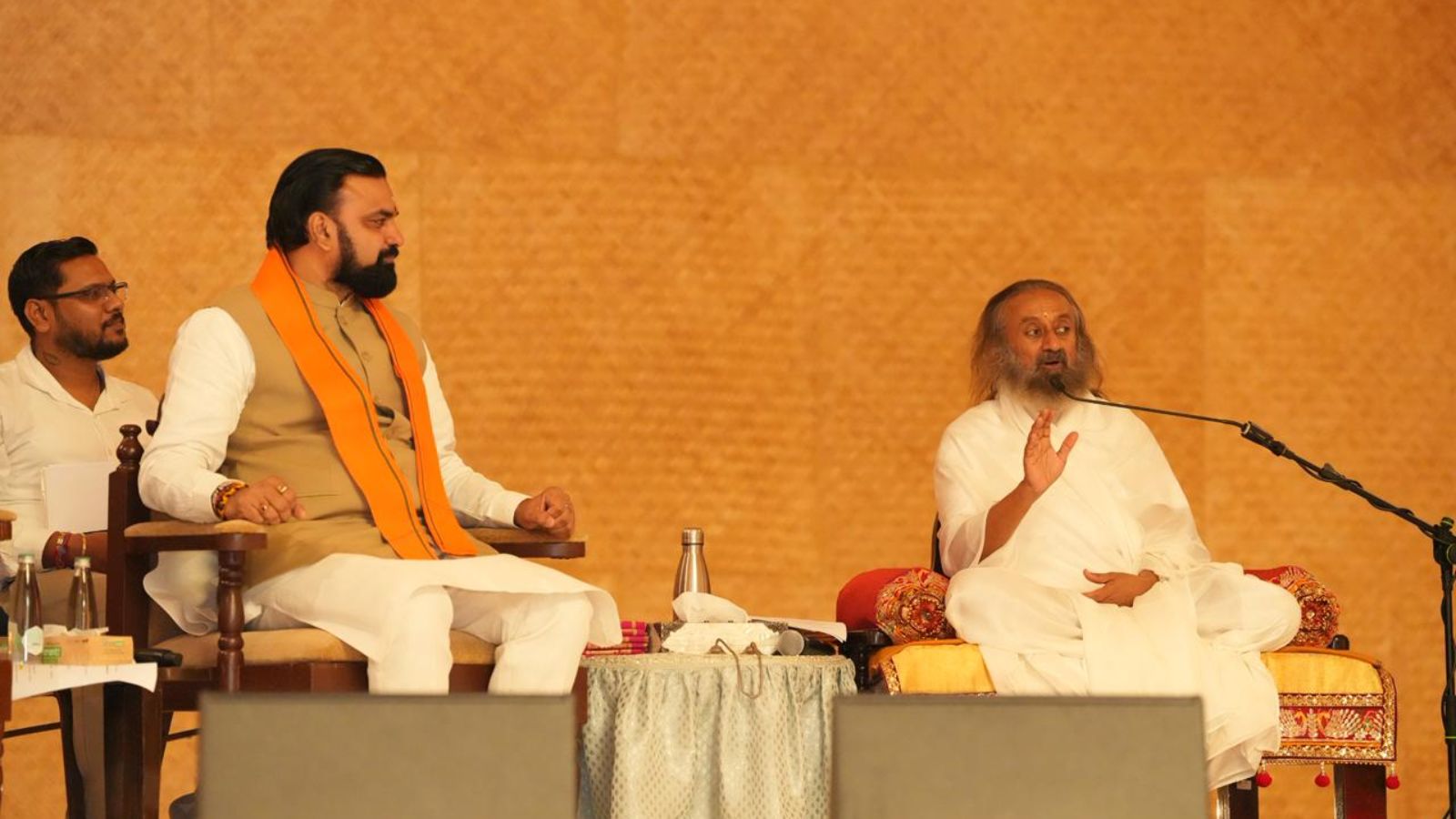 श्री श्री रविशंकर के साथ सम्राट चौधरी