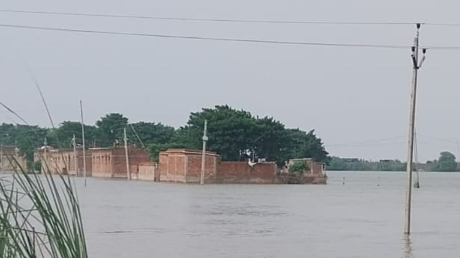 बाढ़ के पानी में डूबा घर. फोटो - प्रभात खबर