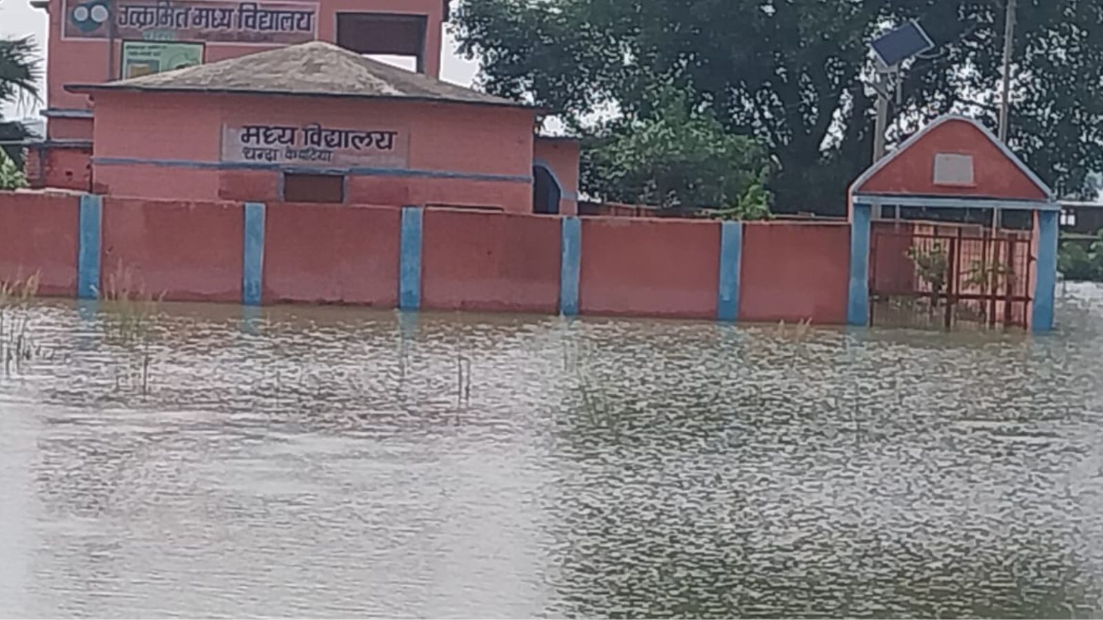 शाहपुर के मध्य विद्यालय चंदा केवटिया में घुसा बाढ़ का पानी. फोटो - प्रभात खबर