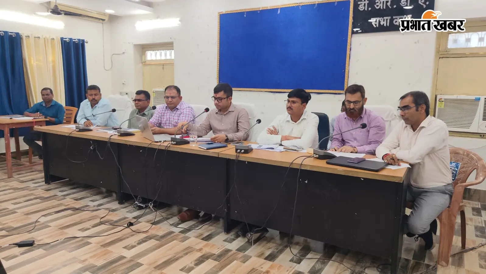 ग्रामीण विकास पर डीडीसी सख्त: अधिकारियों को निर्देश- 'गांवों तक योजनाओं का पहुंचाएं लाभ'