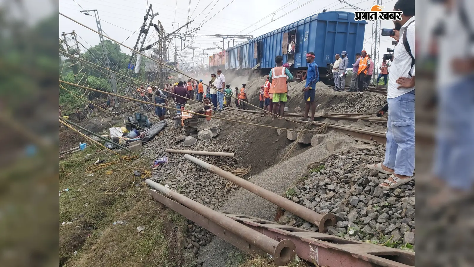 24 घंटे में दूसरी बार भू-धसान:न्यू फरक्का में तीन फीट धंसा रेलवे ट्रैक,ट्रेनों की थमी रफ्तार