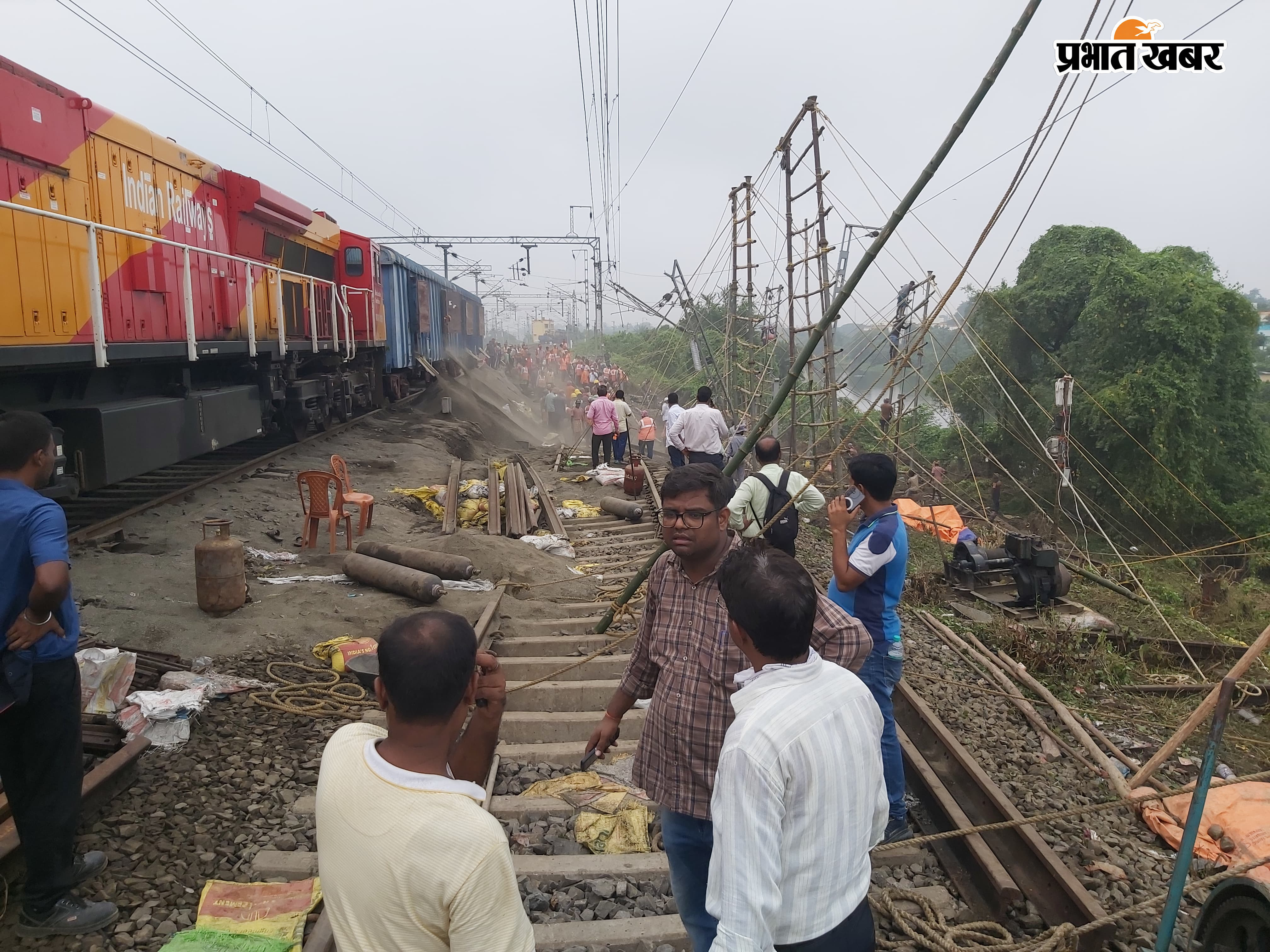 न्यू फरक्का रेलवे स्टेशन के समीप भू धसान के स्थान पर काम करते मजदूर, खड़ी ट्रेन | Prabhat Khabar Network