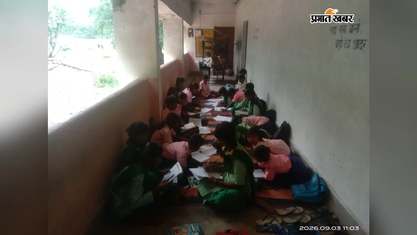 जर्जर भवन, छत से टपकता पानी, नदी किनारे बिना बाउंड्री के 2 शिक्षकों के भरोसे चल रहा विद्यालय