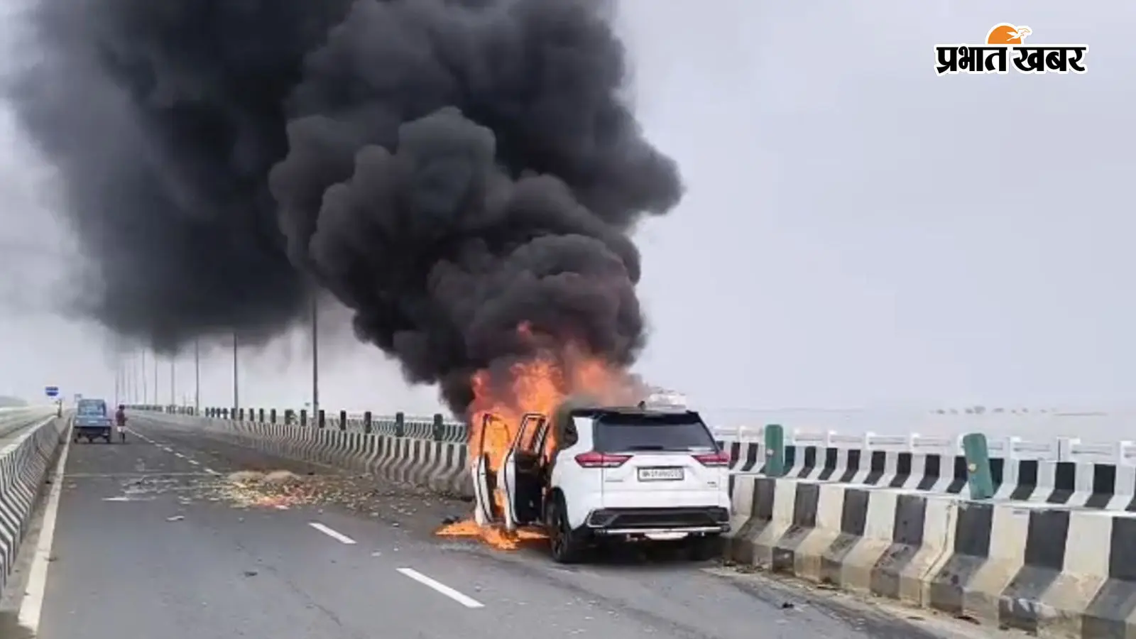 पटना में PMCH के सामने चलती गाड़ी बनी ‘द बर्निंग कार’, मौके पर पहुंची 4 दमकल की गाड़ियां, यातायात प्रभावित