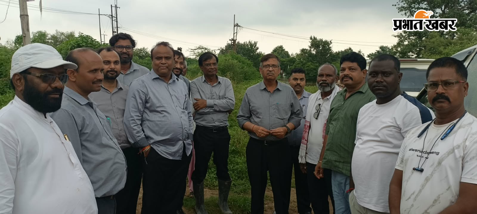 फोटो:- 03 खलारी 08:- रैयतों व विस्थापितों से चर्चा करते एनके एरिया के जीएम व अन्य अधिकारी. 03 खलारी 09:- भू-धसान का गड्ढा भरता डोजर मशीन. | Prabhat Khabar Network