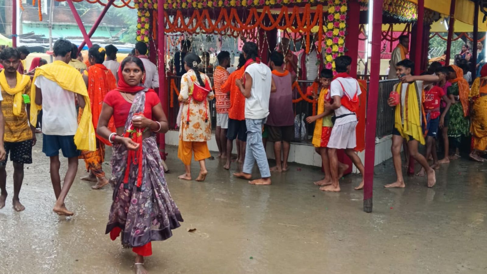 कन्हैया स्थान में पूजा-अर्चना करते श्रद्धालु.