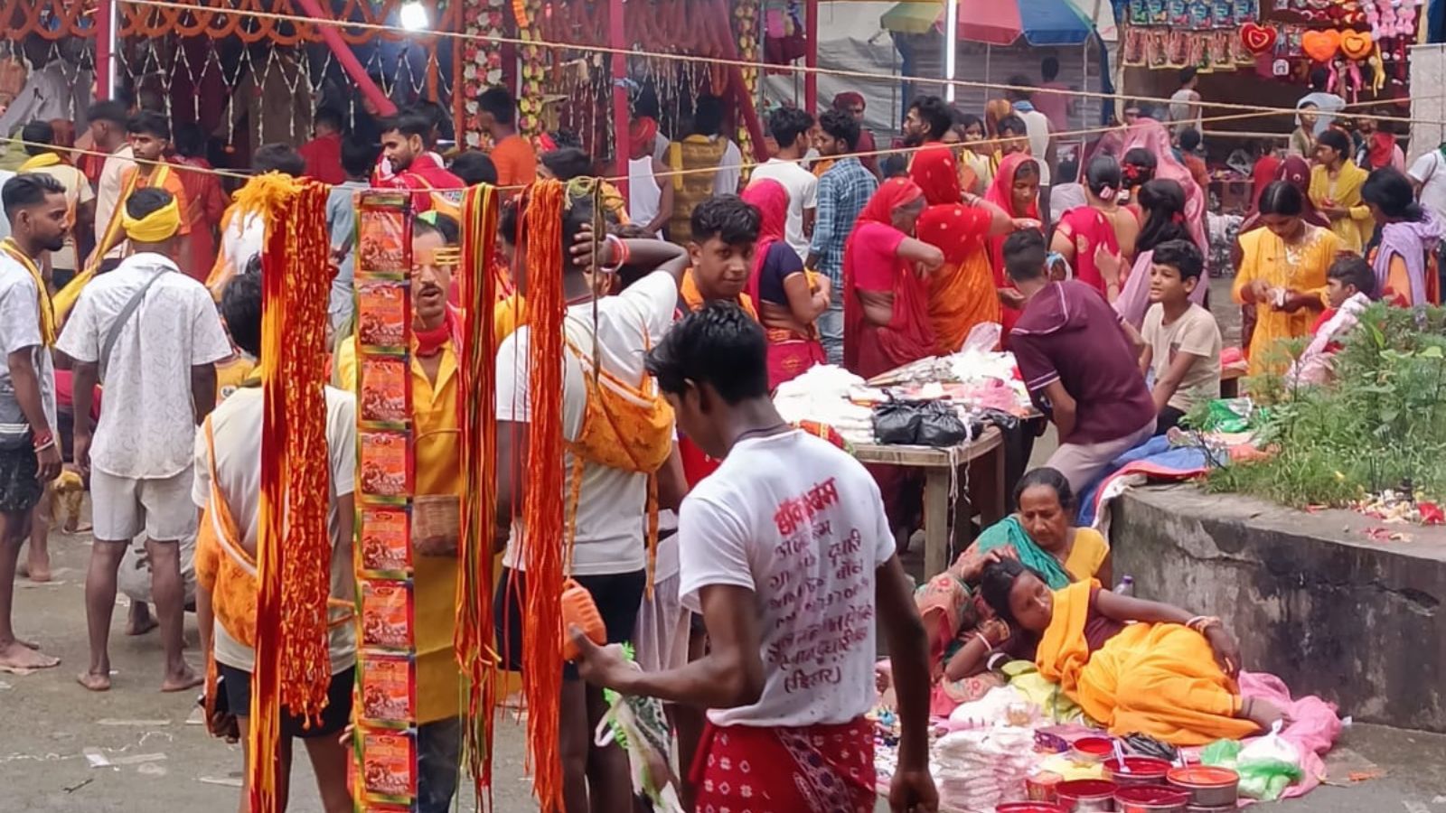 मंदिर में मौजूद श्रद्धालु.