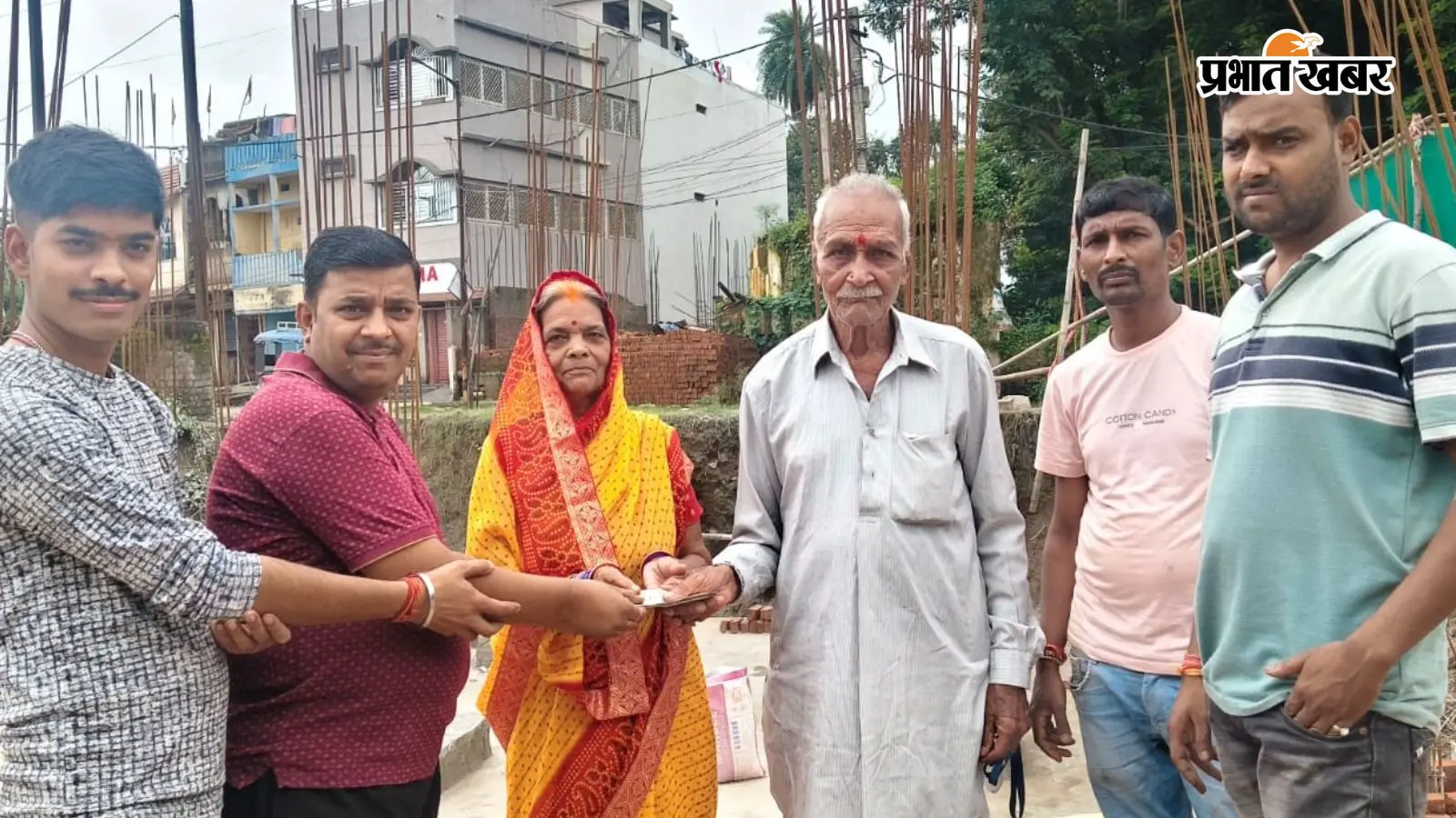 कांपते हाथों से राम दरबार के लिए अर्पित किए 11 हजार, बुजुर्ग दंपति की आस्था ने छुआ दिल