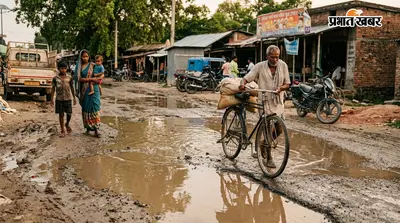 कुर्साकांटा: प्रखंड मुख्यालय के आगे ही गड्ढों में तब्दील हुई सड़क, कब्रिस्तान के पास आए दिन दुर्घटनाएं; डीएम से मरम्मत की गुहार