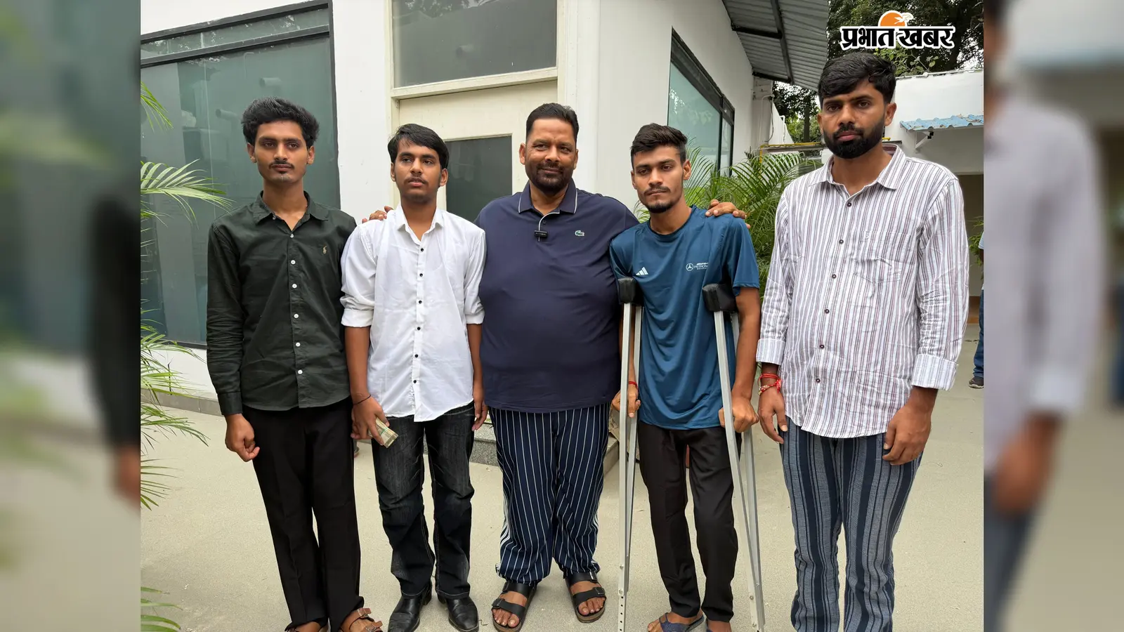 सीवान पुलिस फायरिंग में घायल युवकों से मिले पप्पू यादव, नौकरी और एक-एक करोड़ मुआवजे की मांग