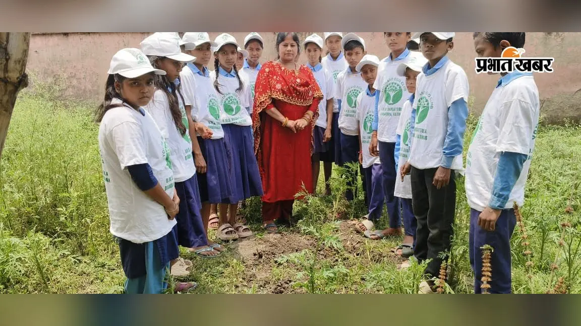 कटिहार: किताबों की चारदीवारी से निकलकर खेतों और कुम्हार की चौखट तक पहुंची कक्षा, डंडखोरा की शिक्षिका ज्योति कुमारी बनीं मिसाल
