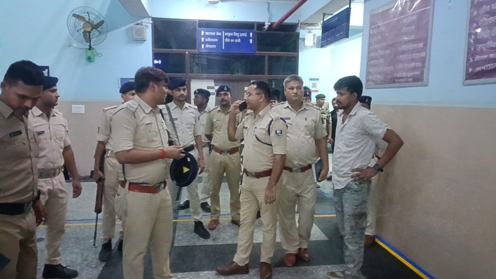 अस्पताल पहुंचे पुलिस अधिकारी 