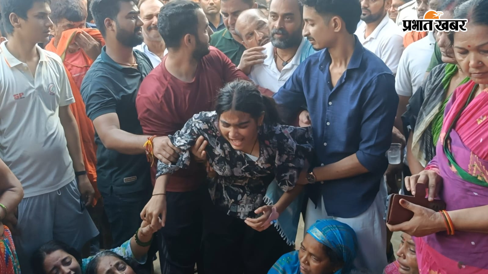 1 मृतक जवान मनीष की पत्नी,बड़ी पुत्री को ढांढस बढ़ाते हुए अन्य महिलाएं  2 मृत जवान का शव पहुंचते ही रोते बिखलते लगे परिजन  3 बीएसएफ जवान मनीष को कंधा देते हुए मोहल्लावासी एवं परिजन | Prabhat Khabar Network
