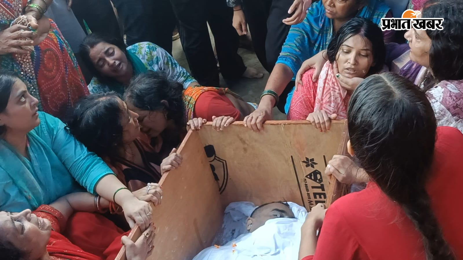 1 मृतक जवान मनीष की पत्नी,बड़ी पुत्री को ढांढस बढ़ाते हुए अन्य महिलाएं  2 मृत जवान का शव पहुंचते ही रोते बिखलते लगे परिजन  3 बीएसएफ जवान मनीष को कंधा देते हुए मोहल्लावासी एवं परिजन | Prabhat Khabar Network