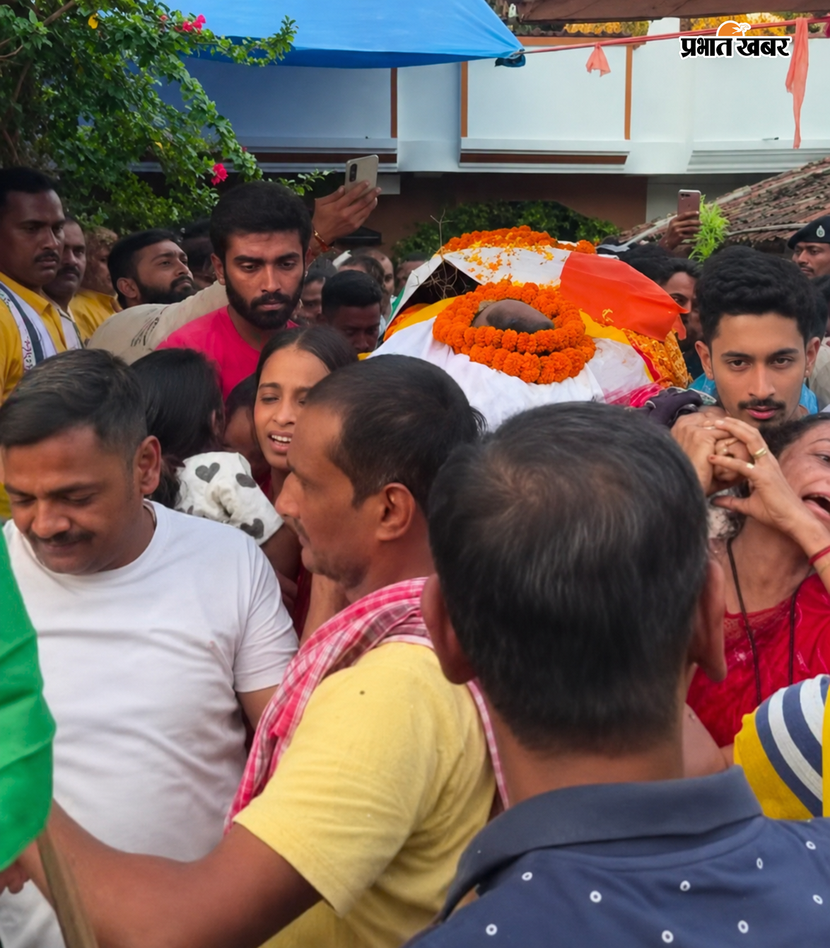1 मृतक जवान मनीष की पत्नी,बड़ी पुत्री को ढांढस बढ़ाते हुए अन्य महिलाएं  2 मृत जवान का शव पहुंचते ही रोते बिखलते लगे परिजन  3 बीएसएफ जवान मनीष को कंधा देते हुए मोहल्लावासी एवं परिजन | Prabhat Khabar Network